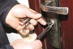 防盗门钥匙锁屋里了怎么开锁 防盗门钥匙锁屋里了怎么开锁